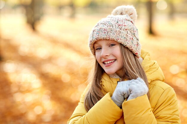 retrato de una chica feliz en el parque de otoño