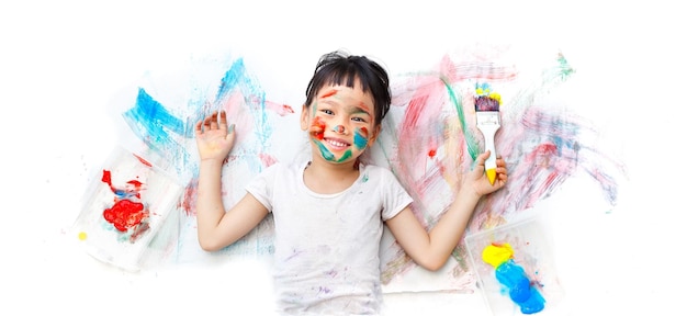 Retrato de una chica feliz con pintura multicolor