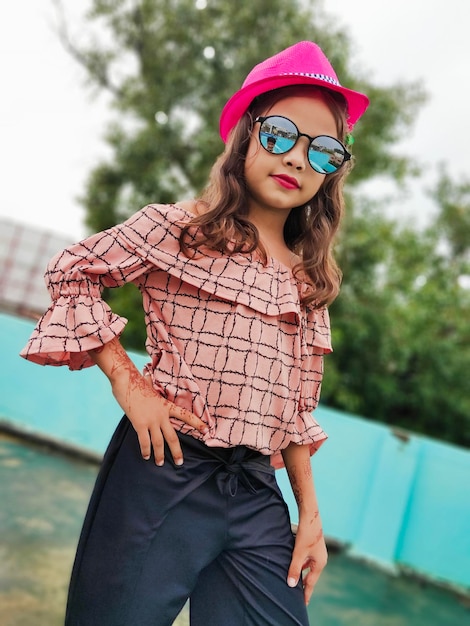 Foto retrato de una chica con gafas de sol