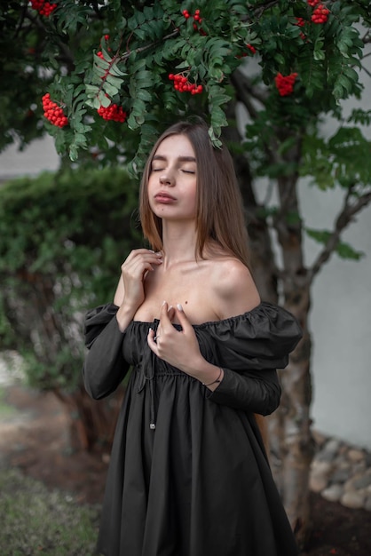 retrato de una chica hermosa en el fondo de un árbol con flores