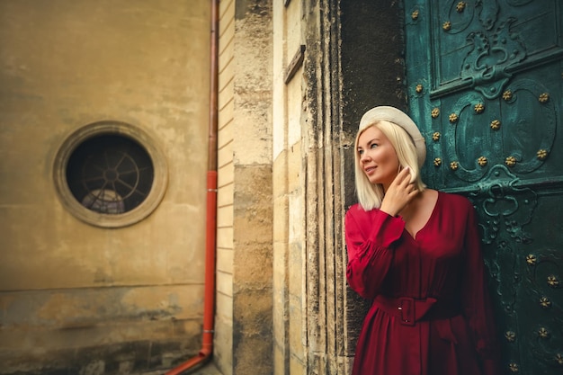 Retrato de una chica hermosa en una puerta antigua. Lviv. Ucrania