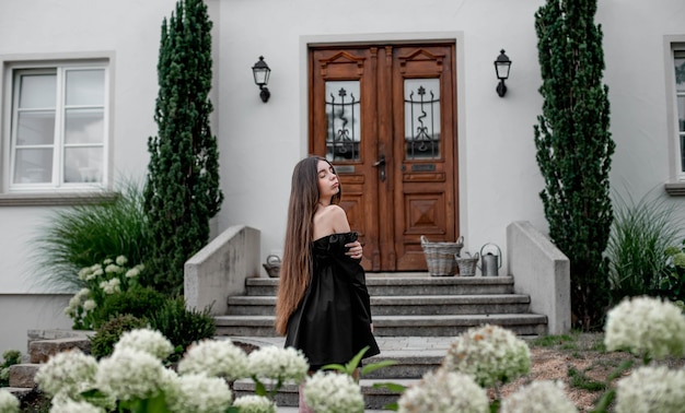 retrato de una chica hermosa sobre un fondo de hojas verdes