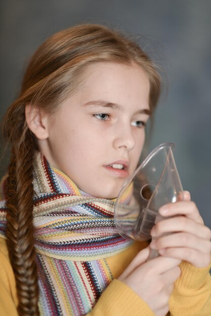 Foto retrato de una chica con inhalador enfermo de resfriado