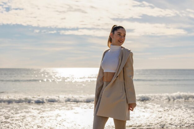 Retrato de una chica joven y bonita en el fondo del mar