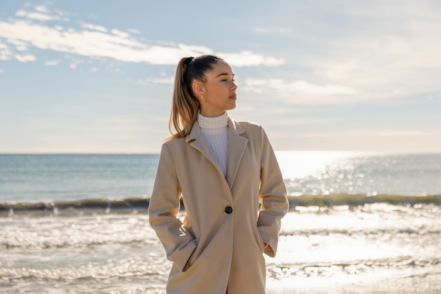 Retrato de una chica joven y bonita en el fondo del mar