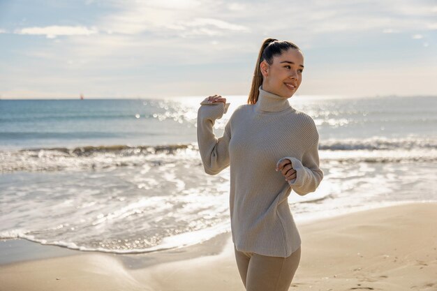 Retrato de una chica joven y bonita en el fondo del mar