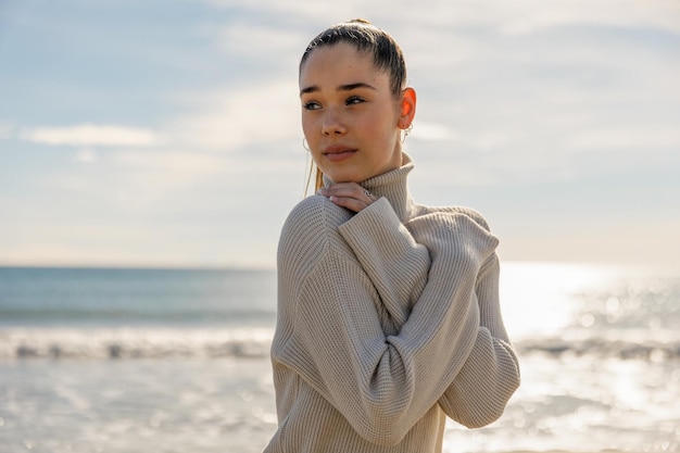 Retrato de una chica joven y bonita en el fondo del mar