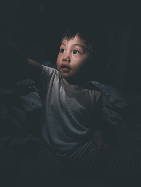 Foto retrato de una chica linda acostada en la cama en casa