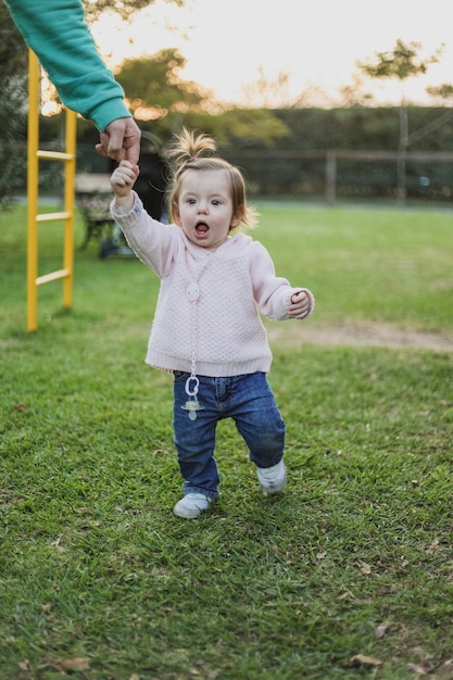 Foto retrato de una chica linda caminando por el campo