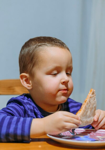 Retrato de una chica linda comiendo comida en casa