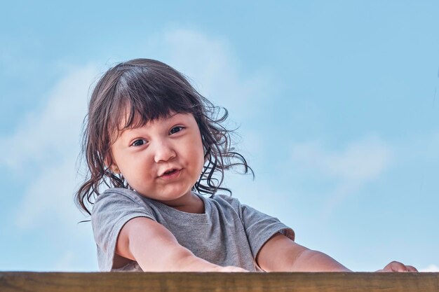 Retrato de una chica linda contra el cielo