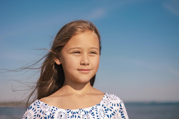Retrato de una chica linda y feliz durante las vacaciones de verano en una playa tropical exótica