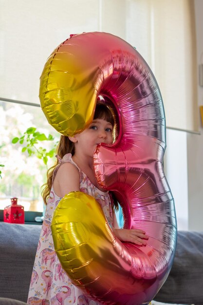 Foto retrato de una chica linda con un globo