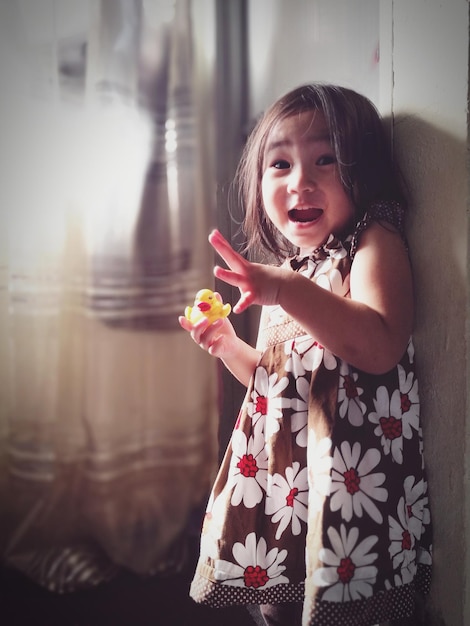 Retrato de una chica linda con un pato de goma