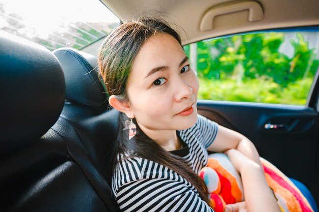 Retrato de una chica linda sentada en un coche