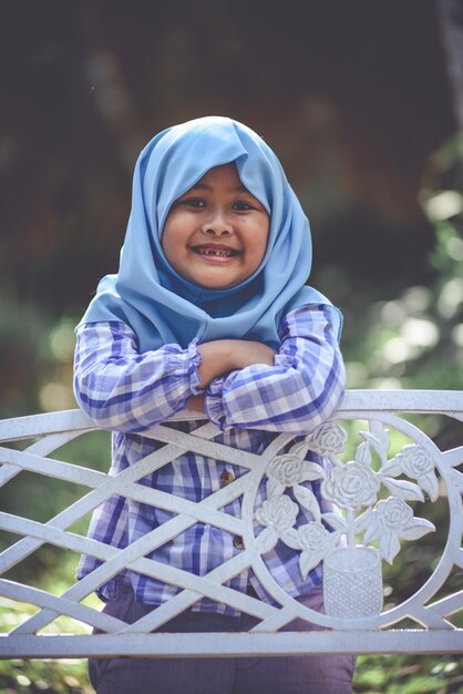 Foto retrato de una chica linda sonriendo