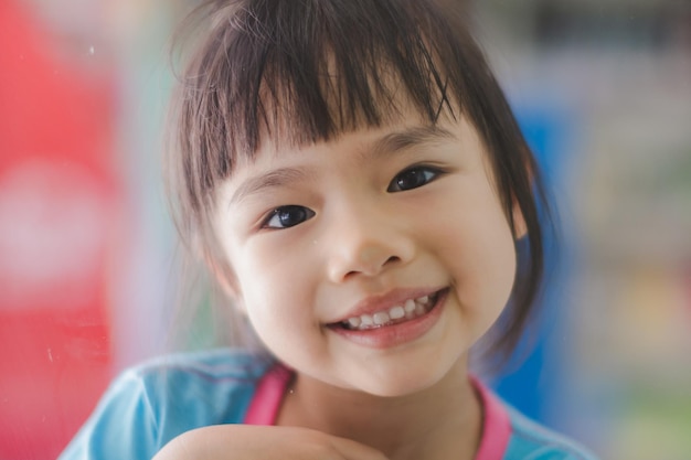 Retrato de una chica linda sonriendo