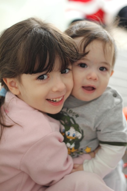 Retrato de una chica linda sonriente con su hermano en casa