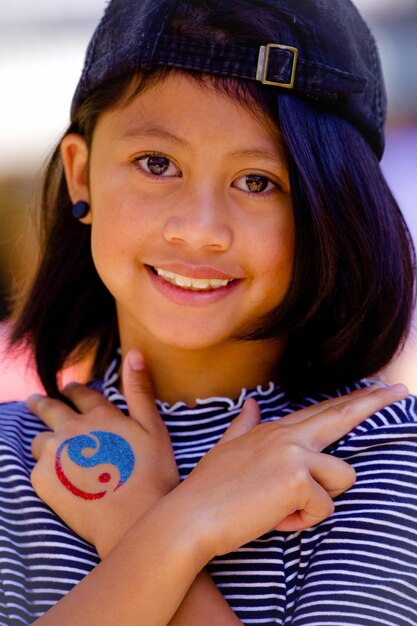 Foto retrato de una chica linda con un tatuaje en la mano