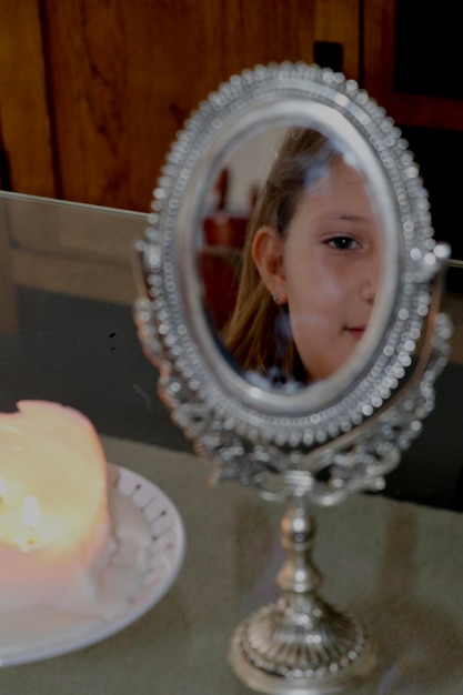 Foto retrato de una chica mirando a la mesa