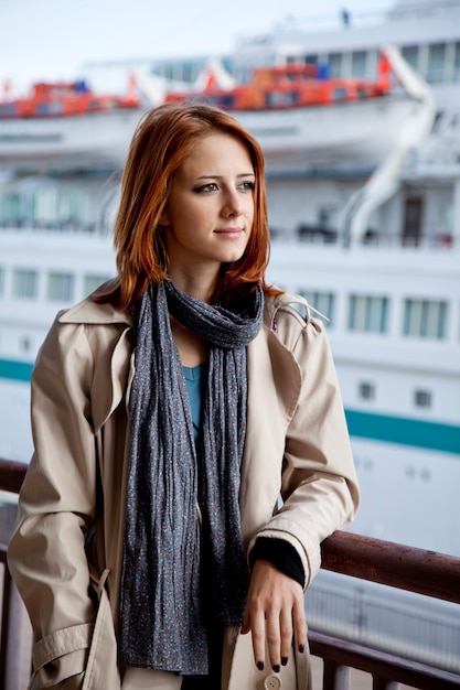 Retrato de chica de moda en el puerto cerca del barco.