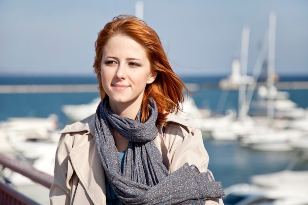 Retrato de chica de moda en el puerto cerca de yates.