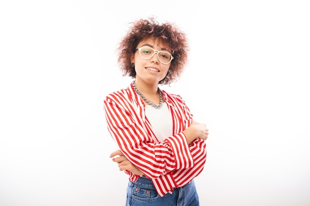 Retrato de una chica modelo kazaja feliz y fresca con rizos y una cadena posando y sonriendo aislada en un estudio blanco backgroundxA