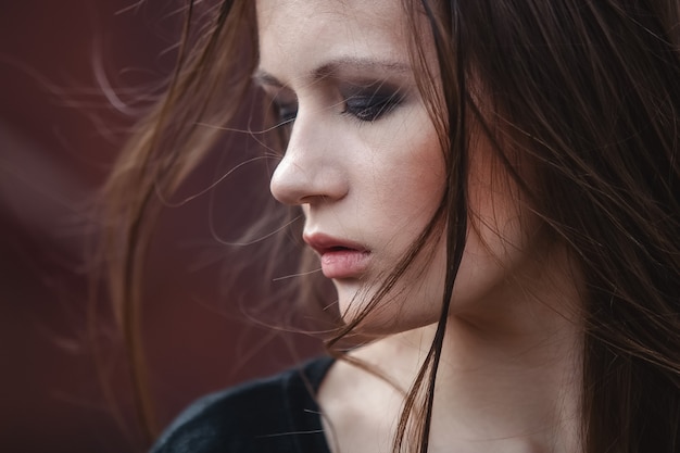 Retrato de chica modelo de moda en el estilo de fondo industrial Moda de Grunge Brutal Gothic