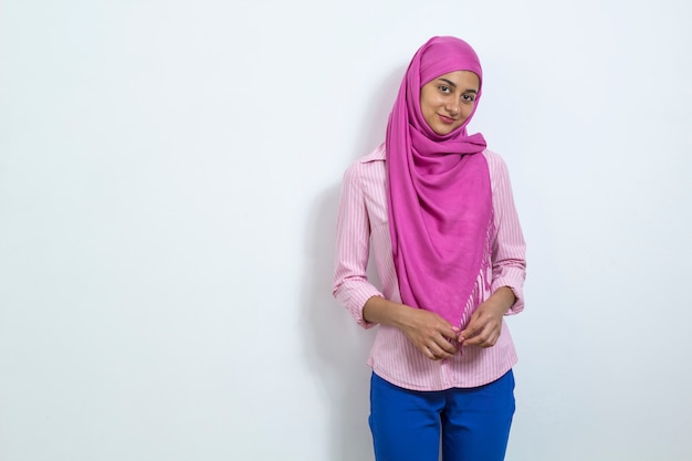 Retrato de una chica musulmana moderna en hijab