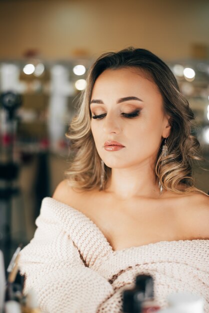 Retrato de una chica muy hermosa con maquillaje y luz de estudio