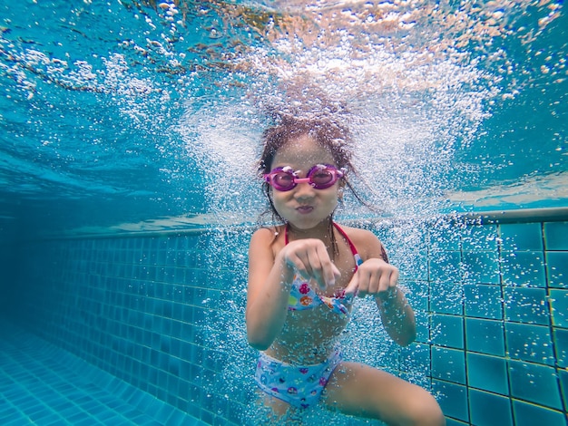 Retrato de una chica nadando en una piscina