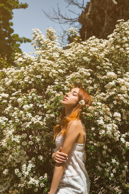 Retrato de una chica pelirroja con concepto de primavera de estilo de vida de flores