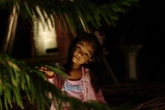 Foto retrato de una chica de pie al aire libre por la noche