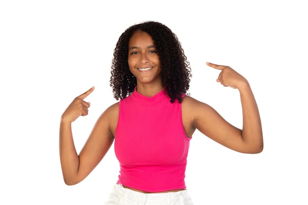 Foto retrato de una chica de piel oscura feliz y entusiasta que sonríe alegremente