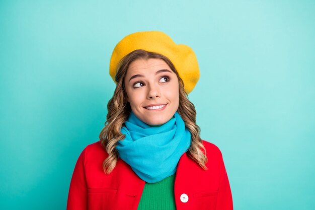 Retrato de chica positiva con mentalidad interesada mirar copyspace pensar pensamientos imaginar su día de San Valentín presente morder los dientes labios usar un puente verde aislado sobre fondo de color verde azulado