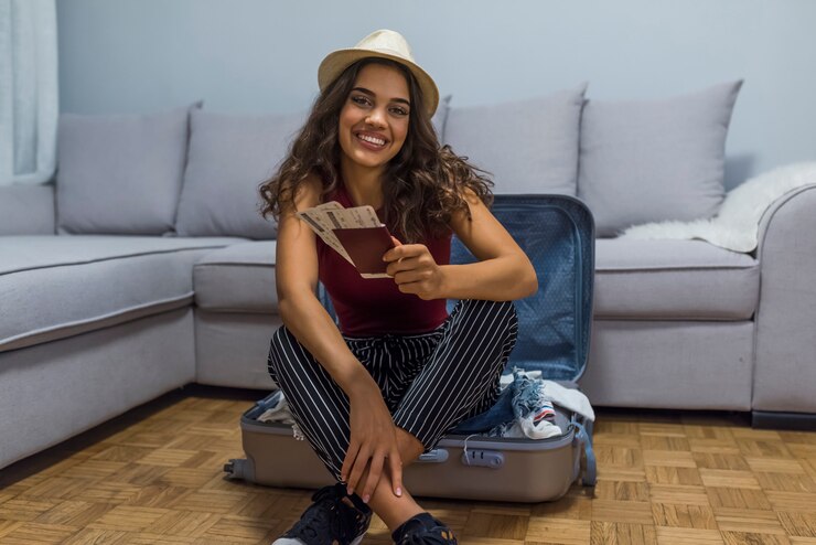 Retrato de una chica que empaqueta cosas y que mira la cámara