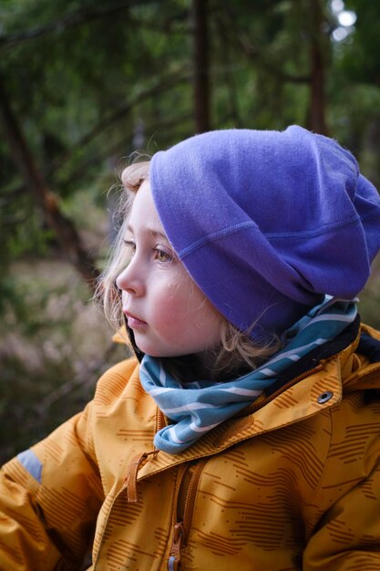 Retrato de una chica que mira hacia otro lado en invierno