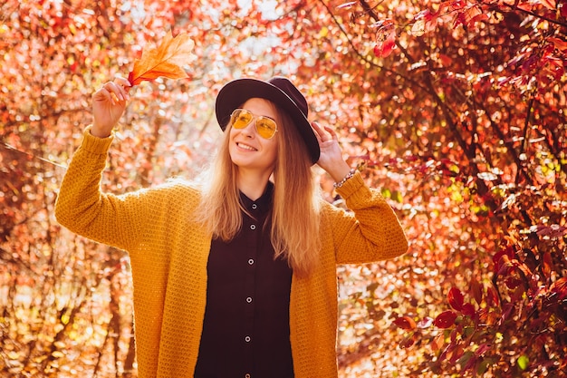 Retrato de una chica rubia en un parque de otoño