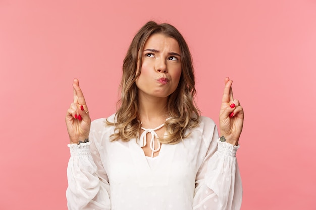 Retrato de una chica rubia con un vestido blanco