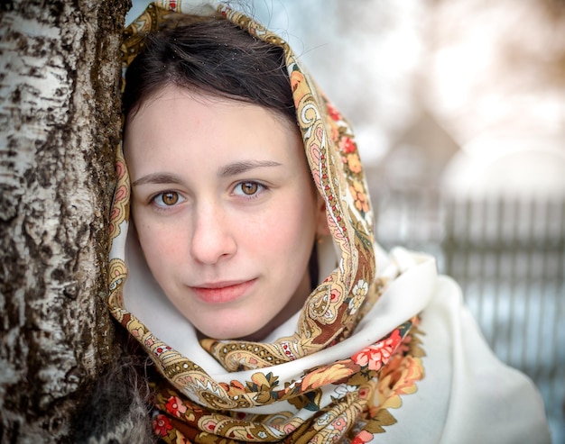 Retrato de una chica rusa en un pañuelo en invierno