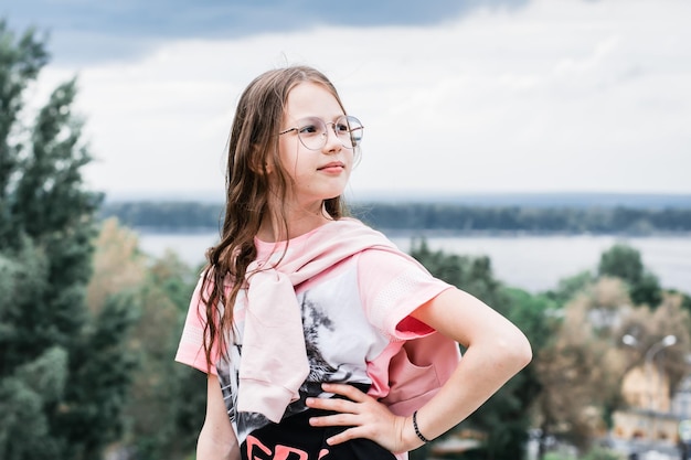 Retrato de una chica segura de sí misma con gafas y pelo largo Contenido para redes sociales