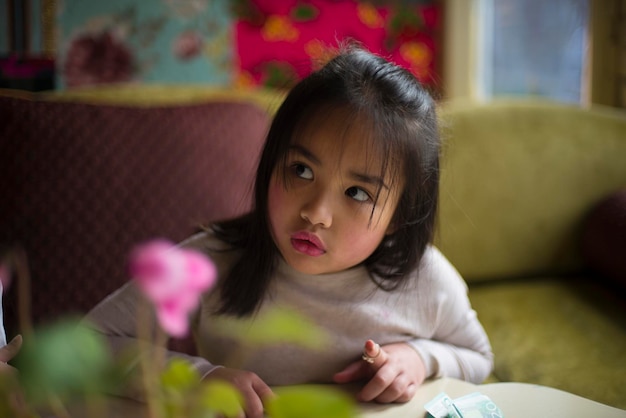 Retrato de una chica sentada en una mesa