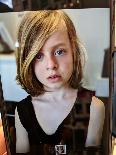 Foto retrato de una chica sentada en un restaurante