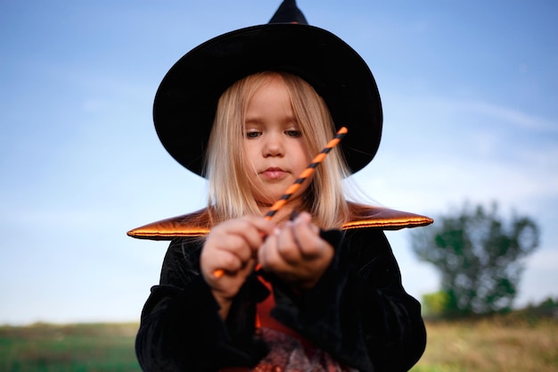 Foto retrato de una chica con sombrero contra el cielo