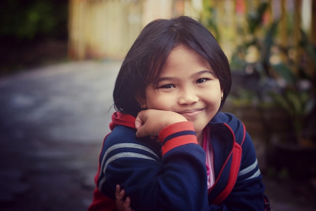 Retrato de una chica sonriente con una chaqueta