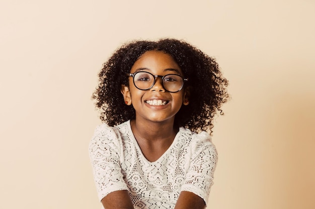 Foto retrato de una chica sonriente con gafas mirando a la cámara con espacio de copia