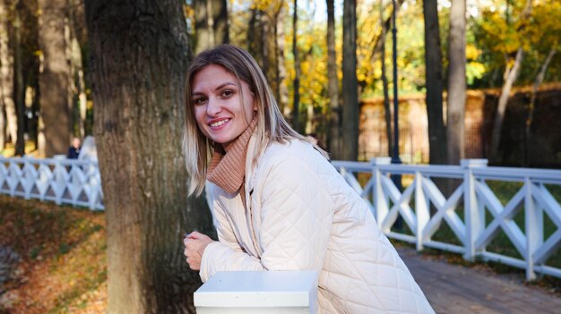 Foto retrato de una chica sonriente en un parque de la ciudad