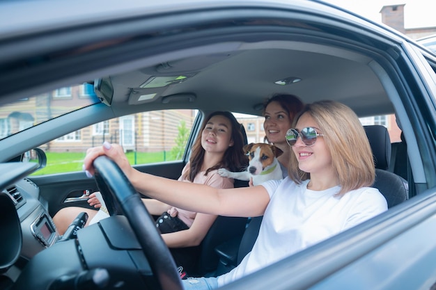 Foto retrato de una chica sonriente sentada en un coche