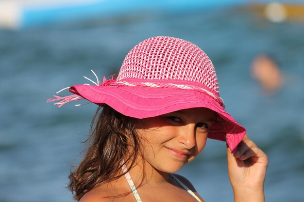 Foto retrato de una chica sonriente con sombrero