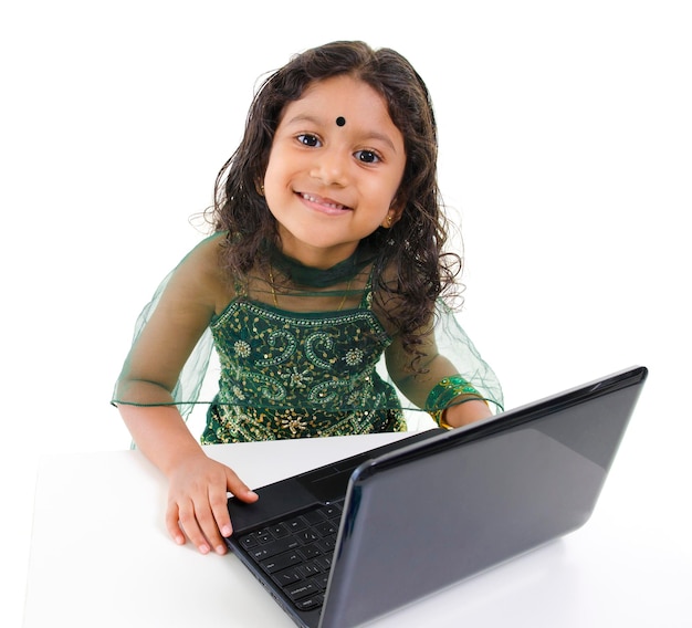 Retrato de una chica sonriente usando una computadora portátil contra un fondo blanco